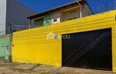 Imagem: A casa possui 3 Dormitórios, 4 Banheiros, 4 Vagas na garagem