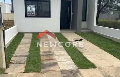 Imagem: A casa possui 3 Dormitórios, 2 Banheiros, 1 Vaga na garagem