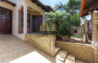 Imagem: A casa possui 4 Dormitórios, 3 Banheiros, 4 Vagas na garagem