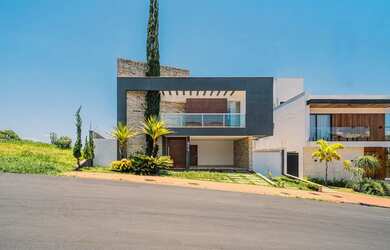 Imagem: A casa em condomínio possui 4 Dormitórios, 5 Banheiros, 2