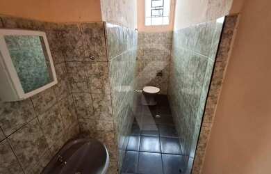 Imagem 10: Salão comercial com 2 banheiros e porta de aço