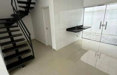 Imagem: A casa possui 2 Dormitórios, 3 Banheiros, 2 Vagas na garagem