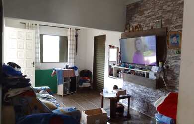 Imagem: A casa possui 3 Dormitórios, 1 Banheiro, 1 Vaga na garagem