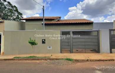 Imagem: A casa possui 3 Dormitórios, 2 Banheiros, 2 Vagas na garagem