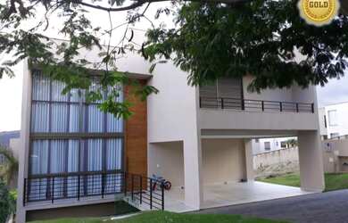 Imagem: A casa em condomínio para alugar possui 4 Dormitórios, 5 Banheiros