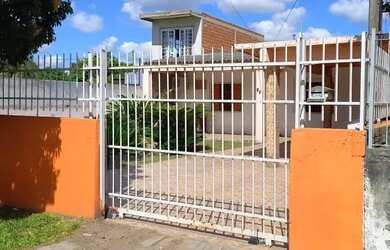 Imagem: A casa possui 3 Dormitórios, 2 Banheiros, 1 Vaga na garagem