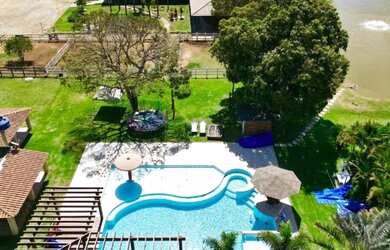 Imagem: A pousada chalé possui 2 Dormitórios, Acomodam 6 pessoas e