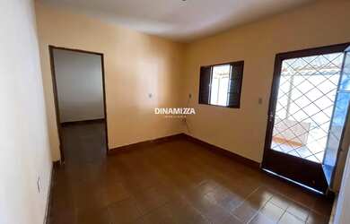 Imagem 6: Casa com garagem coberta e cozinha ampla, recém-reformada