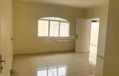 Imagem: A casa possui 3 Dormitórios, 2 Banheiros, 4 Vagas na garagem