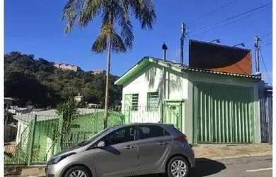 Imagem: A casa possui 5 Dormitórios, 3 Banheiros, 2 Vagas na garagem