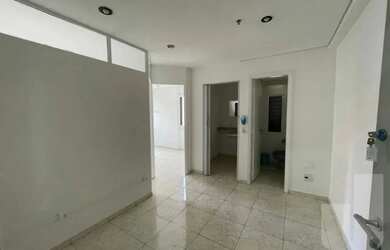 Imagem: O depósito possui 2 Vagas na garagem, 70m² de Área e está