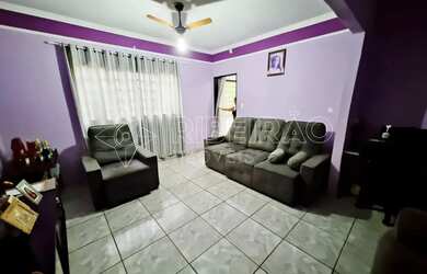 Imagem: A casa possui 3 Dormitórios, 3 Banheiros, 5 Vagas na garagem