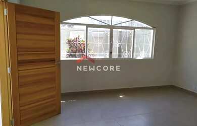 Imagem: A casa possui 3 Dormitórios, 1 Banheiro, 2 Vagas na garagem