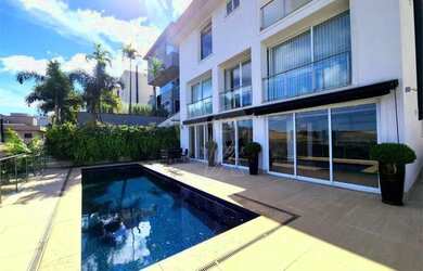 Imagem: A casa em condomínio possui 4 Dormitórios, 5 Banheiros, 5