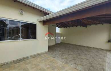 Imagem: A casa possui 3 Dormitórios, 1 Banheiro, 3 Vagas na garagem