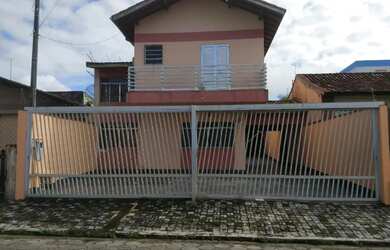 Imagem: A casa possui 4 Dormitórios, 4 Banheiros, 5 Vagas na garagem