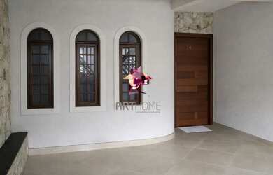 Imagem: A casa possui 3 Dormitórios, 2 Banheiros, 2 Vagas na garagem