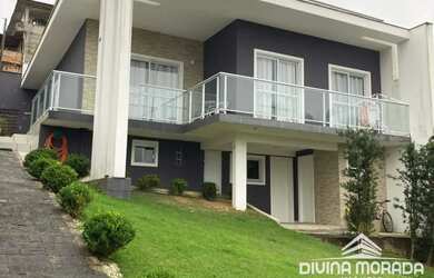 Imagem: A casa possui 3 Dormitórios, 2 Banheiros, 3 Vagas na garagem