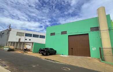 Imagem: O depósito possui 4 Vagas na garagem e 1030m² de Área e está