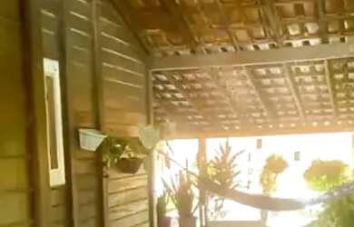 Imagem: A casa possui 3 Dormitórios, 2 Banheiros, 4 Vagas na garagem