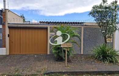 Imagem: A casa possui 3 Dormitórios, 2 Banheiros, 2 Vagas na garagem