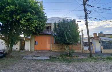 Imagem: A casa possui 4 Dormitórios, 3 Banheiros, 2 Vagas na garagem