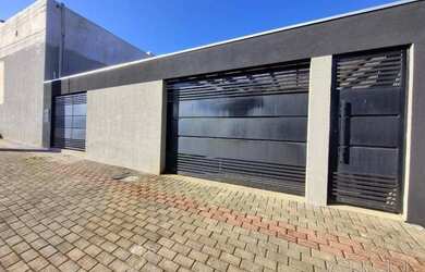 Imagem: A casa possui 3 Dormitórios, 1 Banheiro, 2 Vagas na garagem