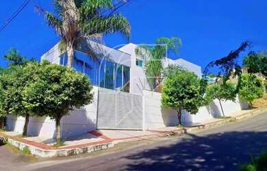 Imagem: A casa possui 4 Dormitórios, 3 Banheiros, 2 Vagas na garagem