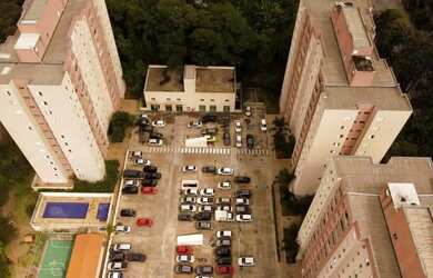 Imagem: O apartamento possui 2 Dormitórios, 1 Banheiro, 1 Vaga na garagem