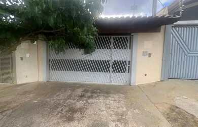 Imagem: A casa possui 2 Dormitórios, 1 Banheiro, 2 Vagas na garagem