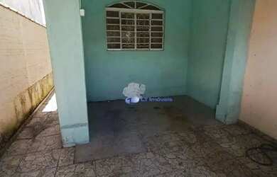 Imagem: A casa possui 1 Dormitório, 1 Banheiro, 1 Vaga na garagem