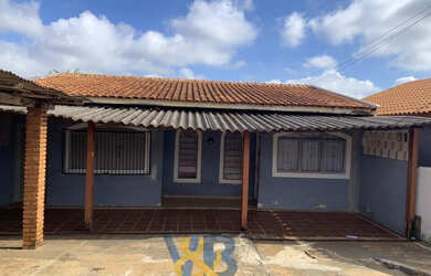 Imagem: A casa possui 3 Dormitórios, 2 Banheiros, 4 Vagas na garagem