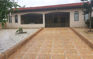 Imagem: A casa possui 3 Dormitórios, 1 Banheiro, 3 Vagas na garagem