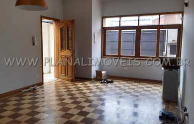 Imagem: A casa possui 2 Dormitórios, 2 Banheiros, 2 Vagas na garagem