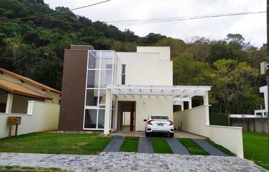 Imagem: A casa em condomínio possui 4 Dormitórios, 5 Banheiros, 4