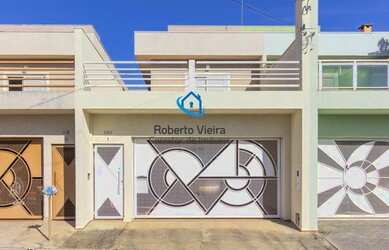 Imagem: A casa possui 3 Dormitórios, 4 Banheiros, 2 Vagas na garagem