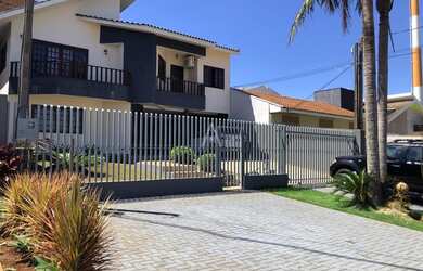 Imagem: A casa possui 4 Dormitórios, 2 Banheiros, 4 Vagas na garagem