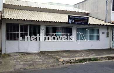 Imagem: A casa possui 3 Dormitórios, 2 Banheiros, 3 Vagas na garagem