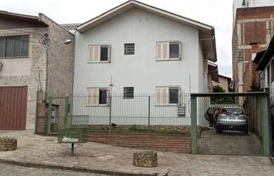 Imagem: A casa possui 2 Dormitórios, 1 Banheiro, 1 Vaga na garagem