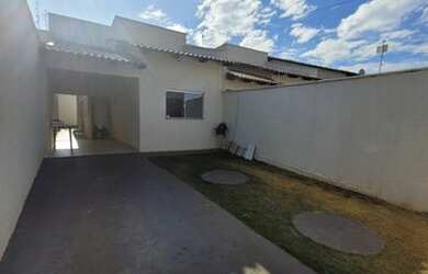 Imagem: A casa possui 3 Dormitórios, 2 Banheiros, 5 Vagas na garagem