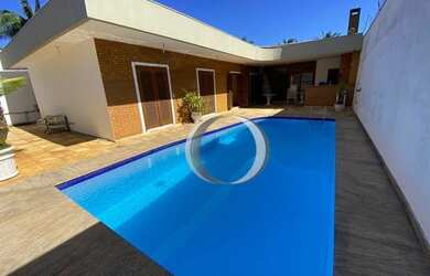 Imagem: A casa possui 4 Dormitórios, 5 Banheiros, 4 Vagas na garagem