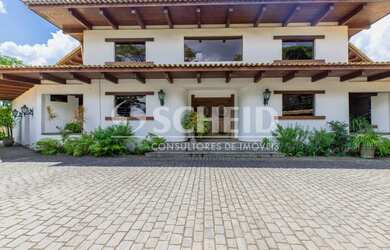 Imagem: A casa possui 4 Dormitórios, 5 Banheiros, 5 Vagas na garagem