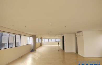 Imagem: O depósito possui 4 Vagas na garagem e 175m² de Área e está