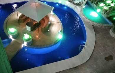 Imagem: A casa possui 2 Dormitórios e 5 Vagas na garagem e está localizado