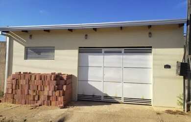 Imagem: A casa possui 2 Dormitórios, 2 Banheiros, 3 Vagas na garagem