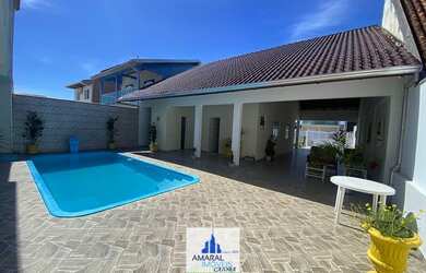 Imagem: A casa possui 3 Dormitórios, 2 Banheiros, 3 Vagas na garagem