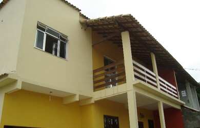 Imagem: A casa possui 3 Dormitórios, 2 Banheiros, 5 Vagas na garagem