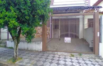 Imagem: A casa possui 3 Dormitórios, 1 Banheiro, 3 Vagas na garagem