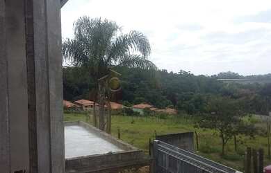 Imagem: A casa possui 3 Dormitórios, 3 Banheiros, 2 Vagas na garagem