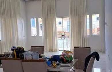 Imagem: A casa possui 1 Dormitório, 3 Banheiros, 2 Vagas na garagem